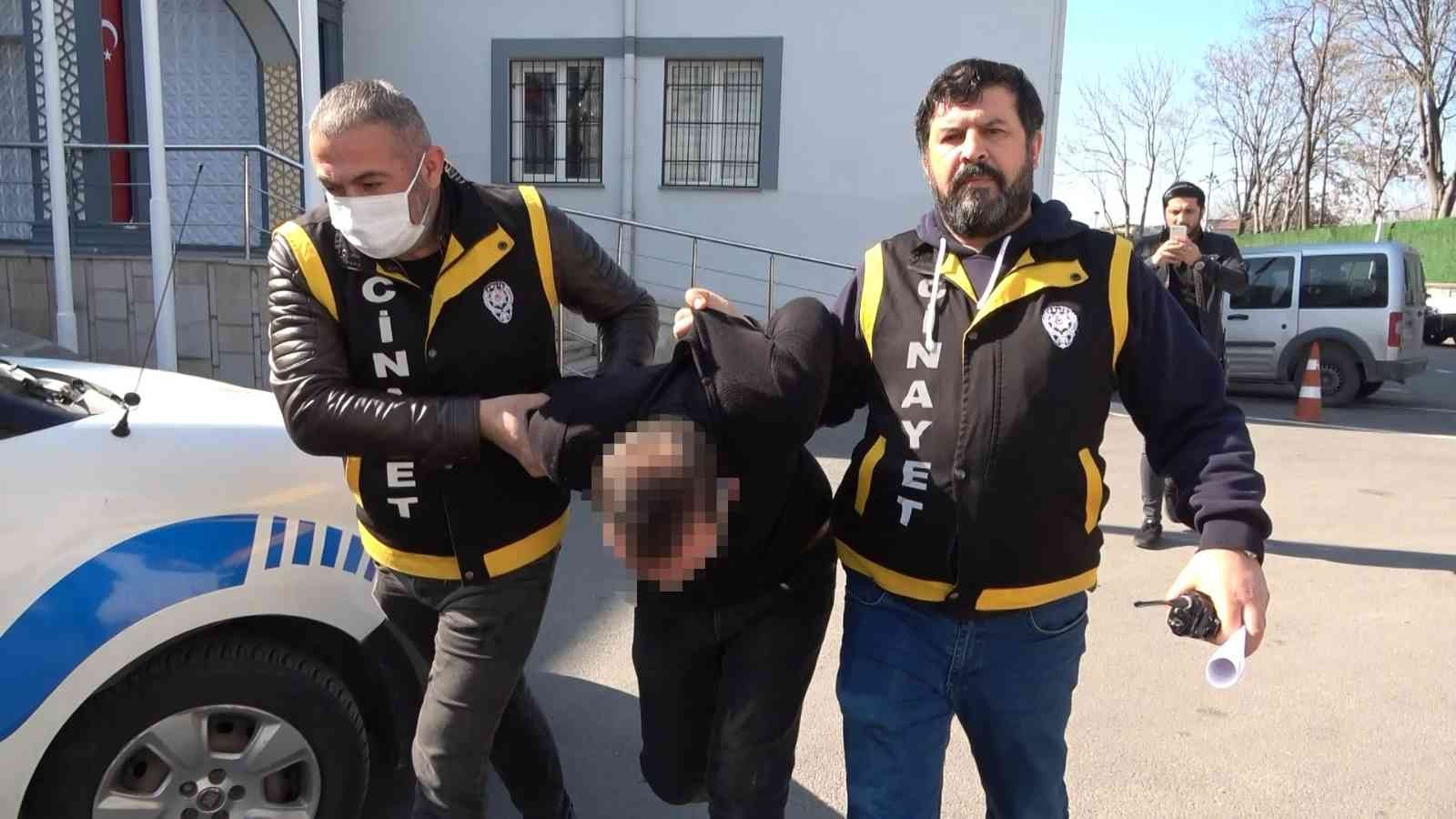 Bursa’da imamı bıçaklayan şüpheli adliyeye sevk edildi Bursa’da geceyi geçirmek için girdiği camide kendisini engellemeye çalışan imamı 3 yerinden bıçakladıktan sonra gözaltına alınan zanlı adliyeye ...