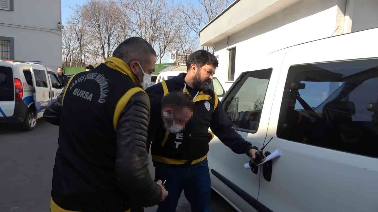 Bursa’da imamı bıçaklayan şüpheli adliyeye sevk edildi Bursa’da geceyi geçirmek için girdiği camide kendisini engellemeye çalışan imamı 3 yerinden bıçakladıktan sonra gözaltına alınan zanlı adliyeye ...
