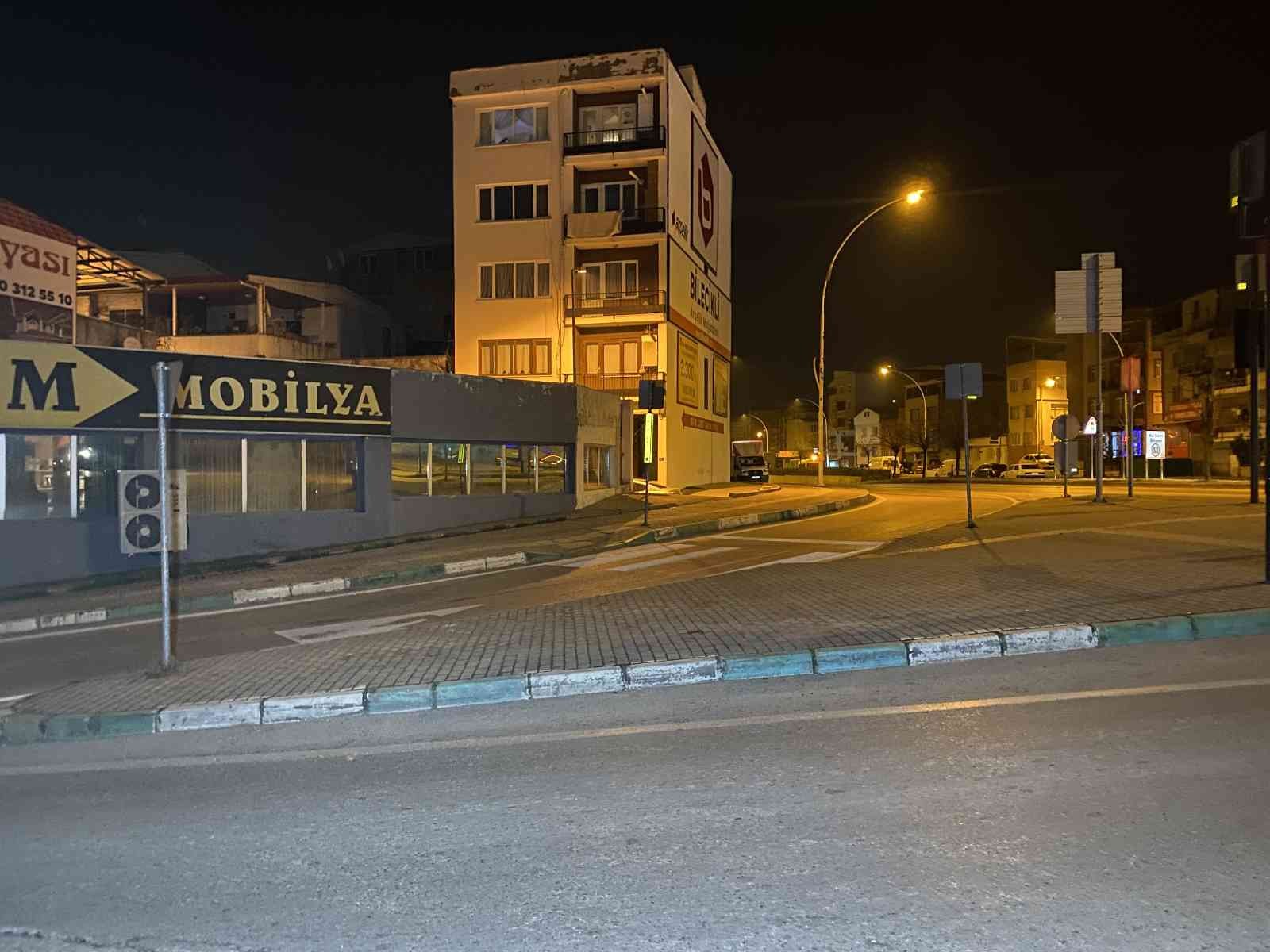 Bursa’da kontrolden çıkan servis minibüsü mobilyacıya girdi Bursa’da servis minibüsü kavşakta başka bir araçla çarpıştıktan sonra mobilya dükkanına girdi. Kaza, merkez Yıldırım ilçesi Profesör Tezok ...