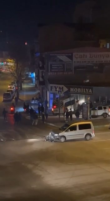 Bursa’da kontrolden çıkan servis minibüsü mobilyacıya girdi Bursa’da servis minibüsü kavşakta başka bir araçla çarpıştıktan sonra mobilya dükkanına girdi. Kaza, merkez Yıldırım ilçesi Profesör Tezok ...