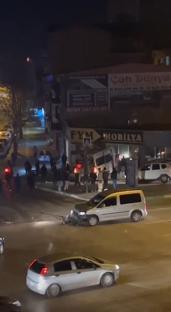 Bursa’da kontrolden çıkan servis minibüsü mobilyacıya girdi Bursa’da servis minibüsü kavşakta başka bir araçla çarpıştıktan sonra mobilya dükkanına girdi. Kaza, merkez Yıldırım ilçesi Profesör Tezok ...