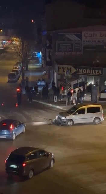 Bursa’da kontrolden çıkan servis minibüsü mobilyacıya girdi Bursa’da servis minibüsü kavşakta başka bir araçla çarpıştıktan sonra mobilya dükkanına girdi. Kaza, merkez Yıldırım ilçesi Profesör Tezok ...