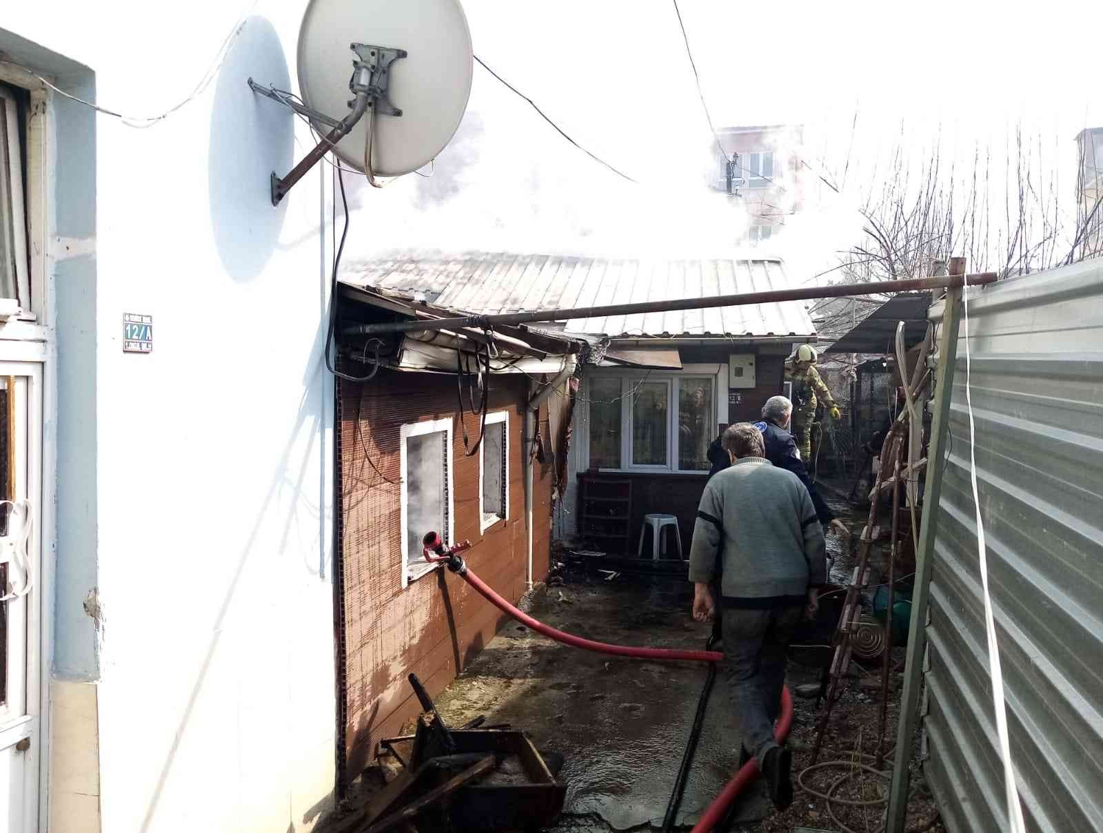 Bursa’da müstakil ev alev alev yandı Bursa’nın İnegöl ilçesinde tek katlı müstakil ev cayır cayır yandı. Yangın itfaiye ekiplerince bitişiğindeki evlere sıçramadan söndürüldü. Yangın ...