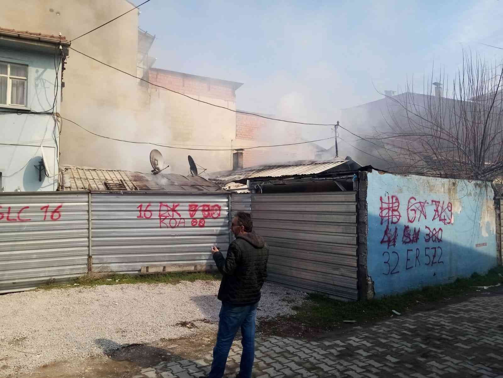 Bursa’da müstakil ev alev alev yandı Bursa’nın İnegöl ilçesinde tek katlı müstakil ev cayır cayır yandı. Yangın itfaiye ekiplerince bitişiğindeki evlere sıçramadan söndürüldü. Yangın ...