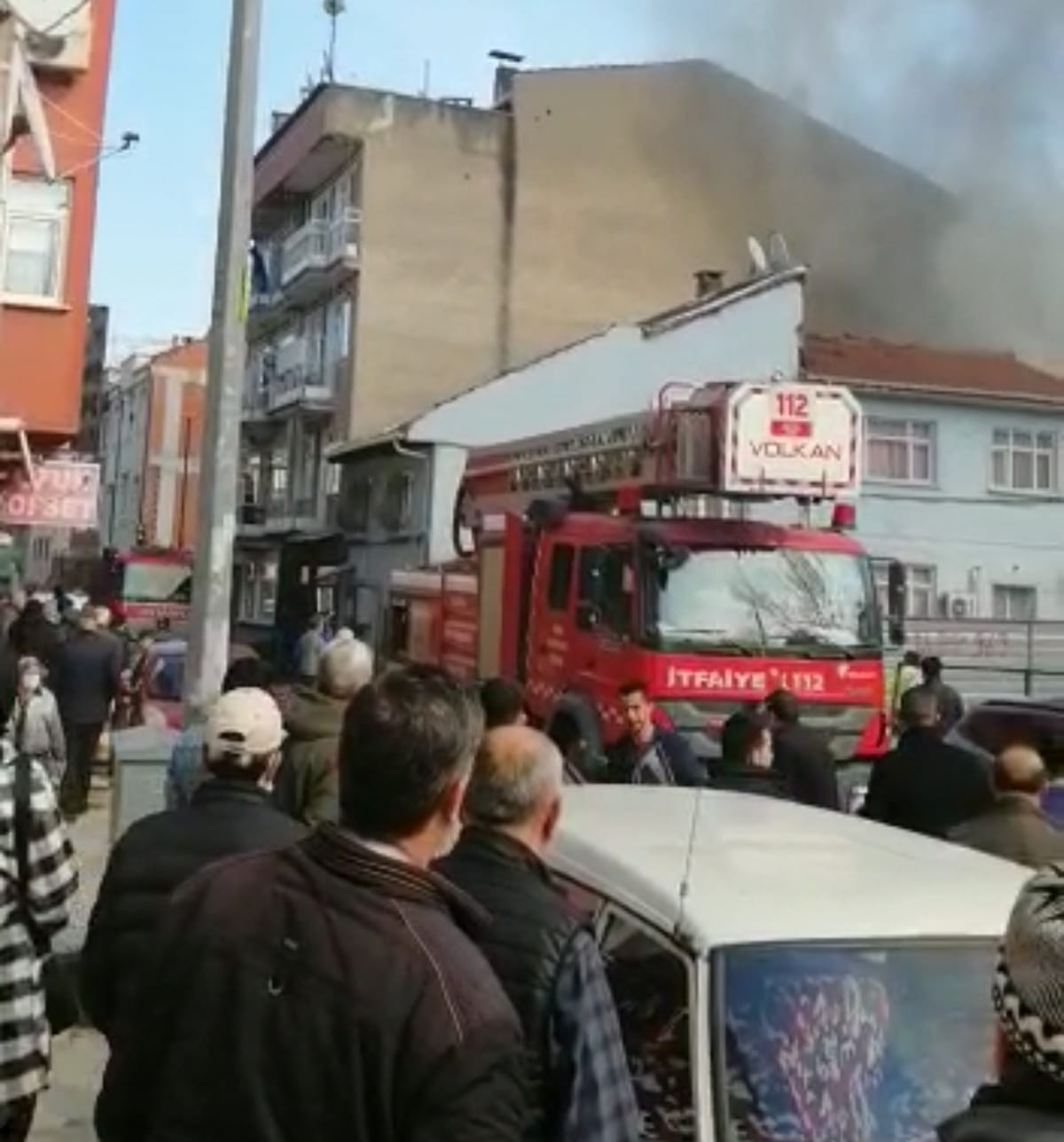 Bursa’da müstakil ev alev alev yandı Bursa’nın İnegöl ilçesinde tek katlı müstakil ev cayır cayır yandı. Yangın itfaiye ekiplerince bitişiğindeki evlere sıçramadan söndürüldü. Yangın ...