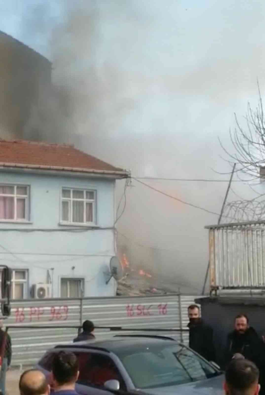 Bursa’da müstakil ev alev alev yandı Bursa’nın İnegöl ilçesinde tek katlı müstakil ev cayır cayır yandı. Yangın itfaiye ekiplerince bitişiğindeki evlere sıçramadan söndürüldü. Yangın ...