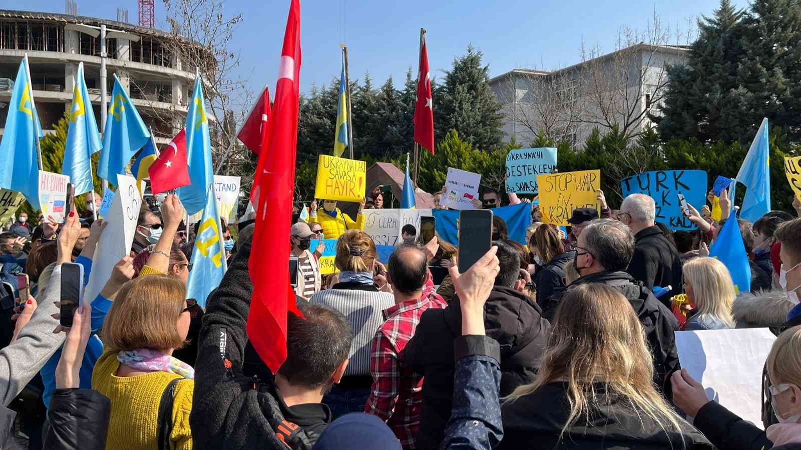 Bursa’da yaşayan Ukraynalı vatandaşlarından ’Rusya’ protestosu Bursa’da yaşayan Ukraynalı ve Bursalılar Rusya’yı protesto etti. Bursa’nın Nilüfer ilçesi Mikolayiv Barış parkında düzenlenen basın açıklamasına ...