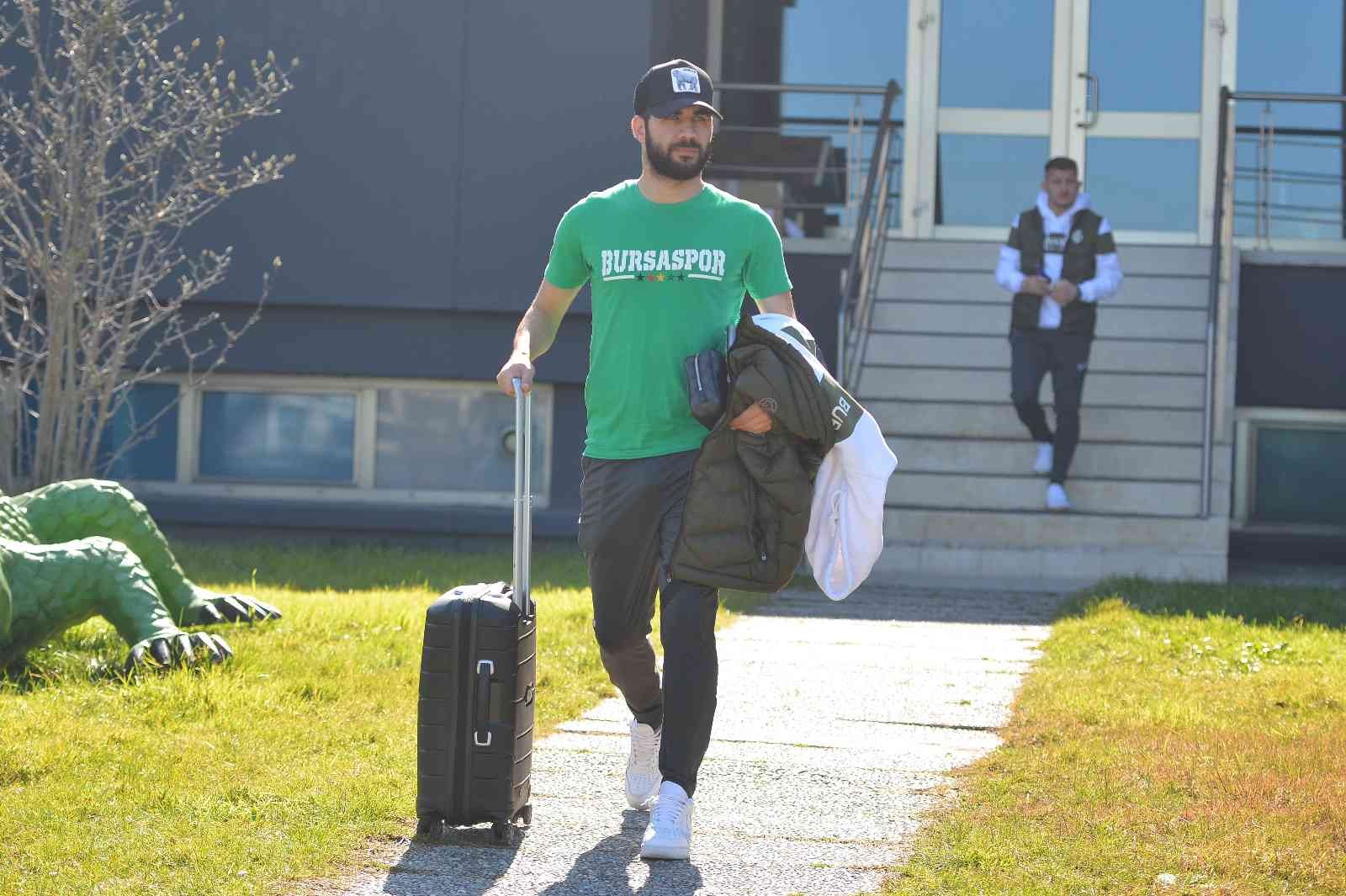 Bursaspor, Ankara’ya gitti Bursaspor, yarın akşam deplasmanda karşılaşacağı Ankaragücü maçı için bugün kara yolu ile Ankara’ya hareket etti. Sakatlıktan kurtulan Hasan ...