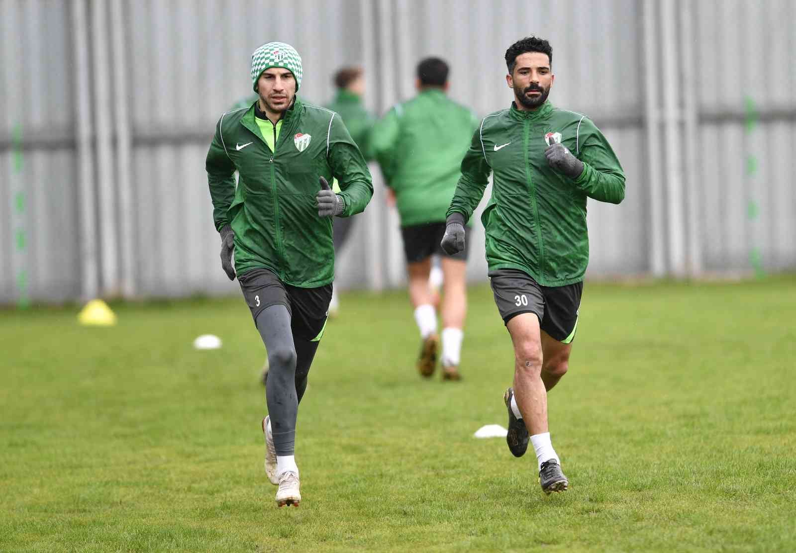 Bursaspor dayanıklılık çalıştı Spor Toto 1. Lig’in 27. haftasında deplasmanda Boluspor ile karşılaşacak olan Bursaspor, sabah saatlerinde yaptığı antrenmanla maçın ...