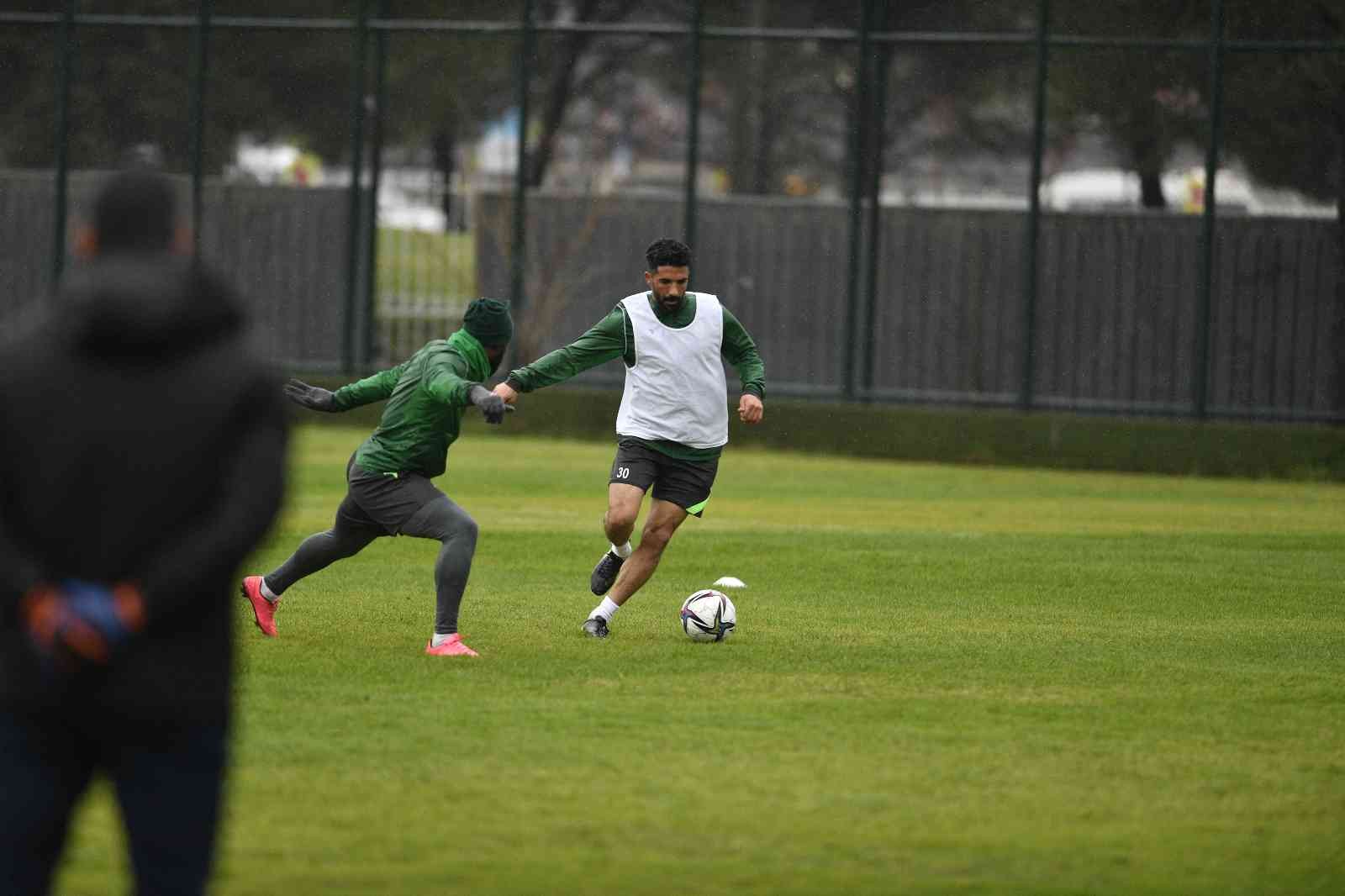 Bursaspor günü çift antrenmanla tamamladı Bursaspor, Spor Toto 1. Lig’in 27. haftasında karşılaşacağı Boluspor maçının hazırlıklarına bugün yaptığı çift idmanla tamamladı. Yeşil-beyazlı ...