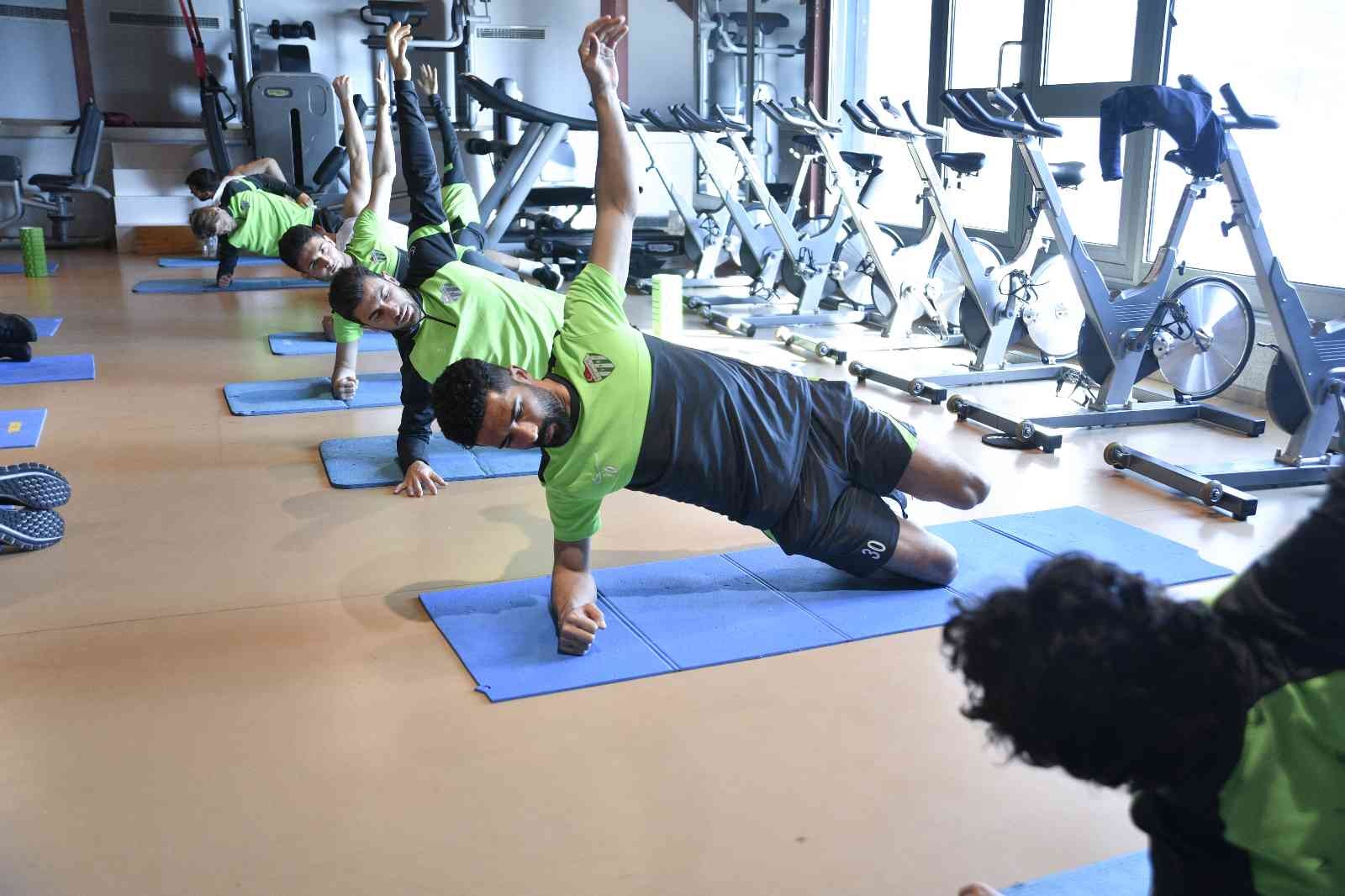 Boluspor maçı hazırlıklarını sürdüren Bursaspor, günün ilk antrenmanını salonda gerçekleştirdi. Yeşil-beyazlı futbolcular, kuvvet çalıştı. Spor ...