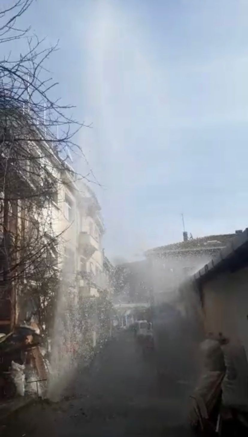 Büyükada’da İSKİ borusu patladı, su metrelerce yükseğe fışkırdı Büyükada’da İSKİ borusu patladı. Tazyikli su metrelerce yükseğe fışkırırken, bazı daireler basınçlı su nedeniyle olumsuz etkilendi. O anlar cep ...