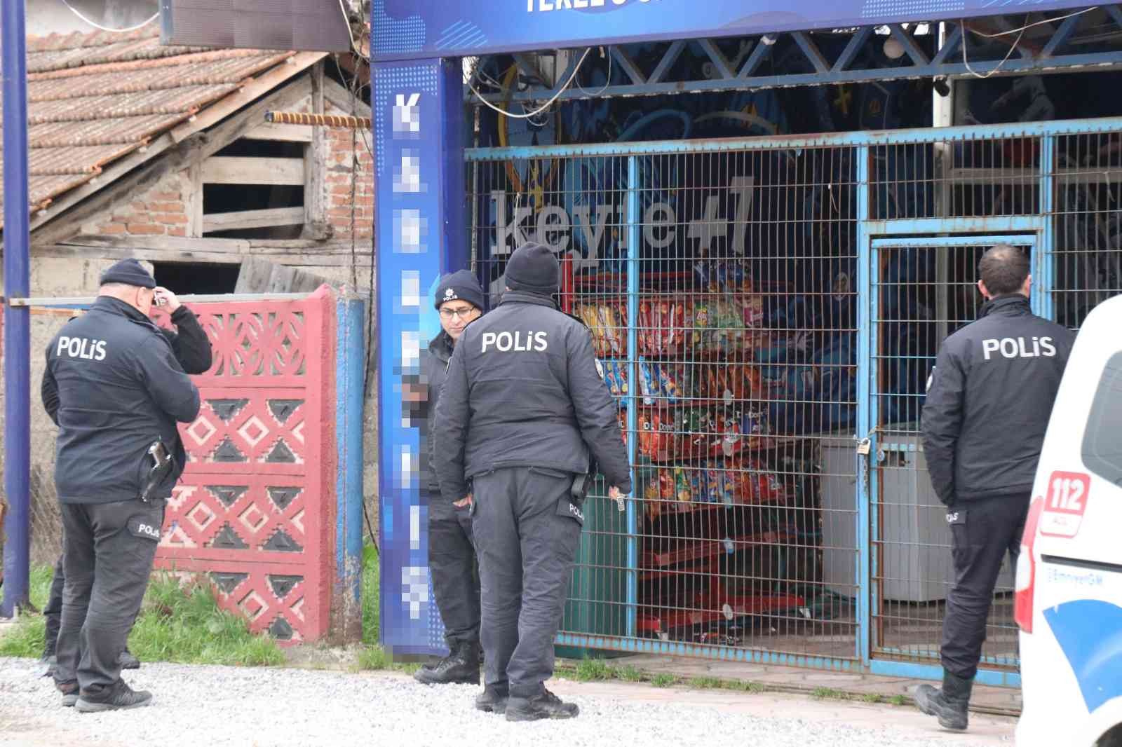 Cadde üzerinde dolmuş bekliyordu, otomobilden açılan ateşle yaralandı Sakarya’nın Adapazarı ilçesinde cadde üzerinde dolmuş beklediği öğrenilen bir kişi otomobilden açılan ateş neticesinde yaralandı. Yaralı ...