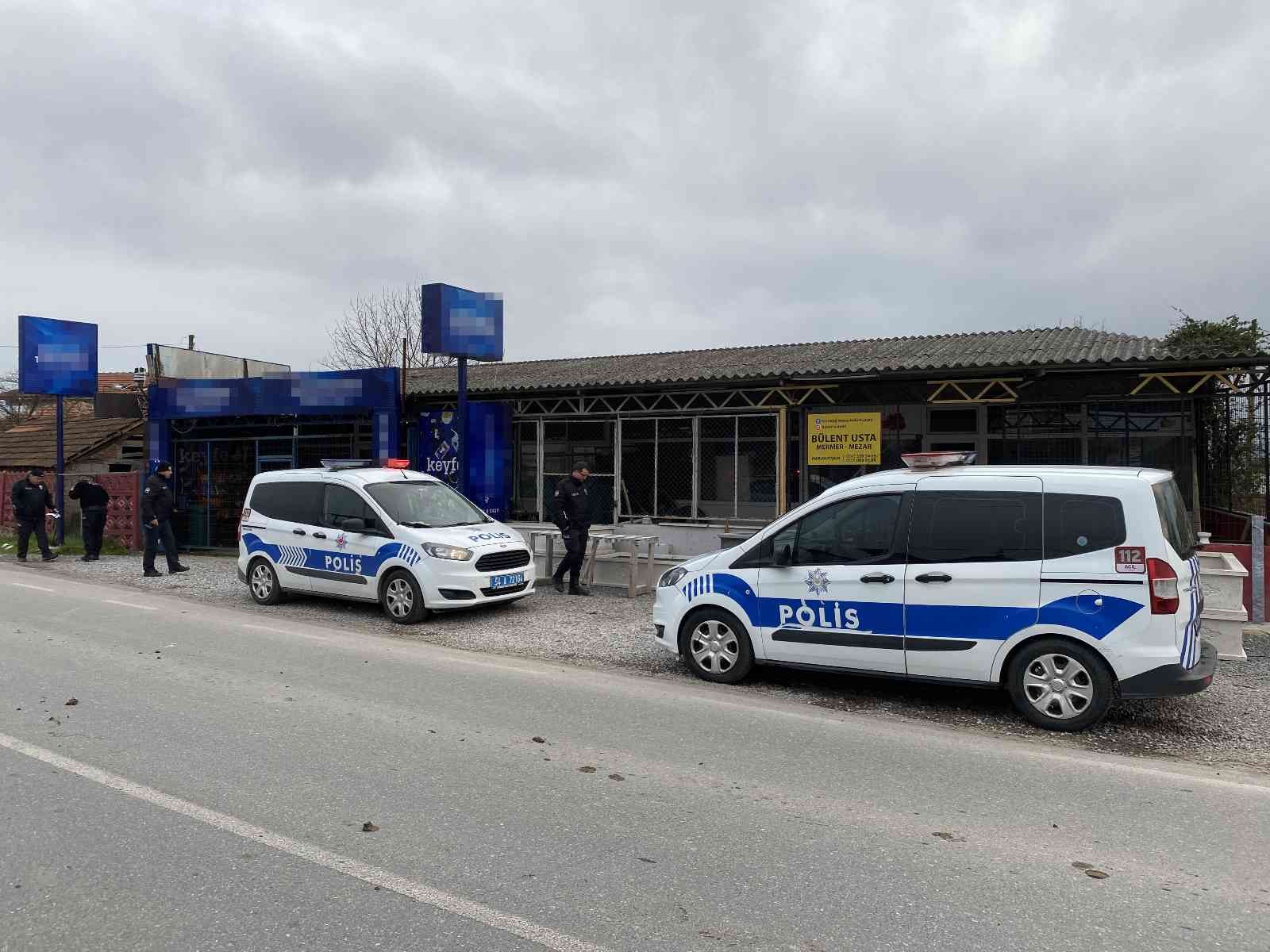 Cadde üzerinde dolmuş bekliyordu, otomobilden açılan ateşle yaralandı Sakarya’nın Adapazarı ilçesinde cadde üzerinde dolmuş beklediği öğrenilen bir kişi otomobilden açılan ateş neticesinde yaralandı. Yaralı ...