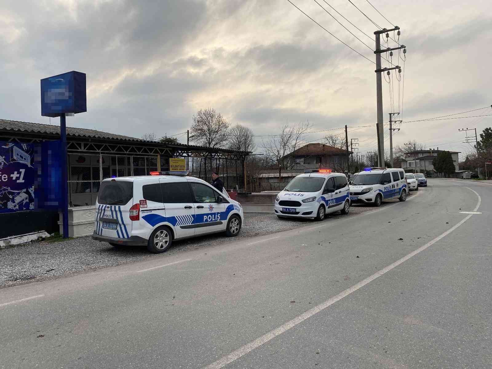 Cadde üzerinde dolmuş bekliyordu, otomobilden açılan ateşle yaralandı Sakarya’nın Adapazarı ilçesinde cadde üzerinde dolmuş beklediği öğrenilen bir kişi otomobilden açılan ateş neticesinde yaralandı. Yaralı ...