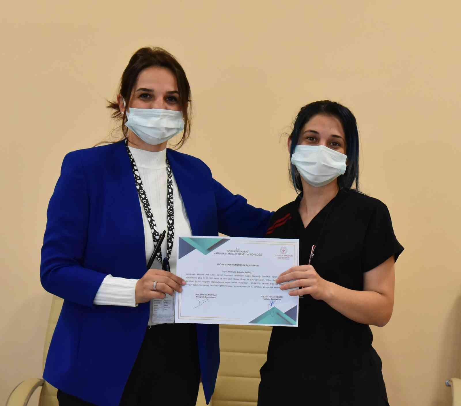 Çanakkale’de yoğun bakım hemşireliği eğitimi Çanakkale Mehmet Akif Ersoy Devlet Hastanesi’nde 6 hafta boyunca süren Yoğun Bakım Hemşireliği sertifikalı eğitim programı tamamlandı. Sağlık ...