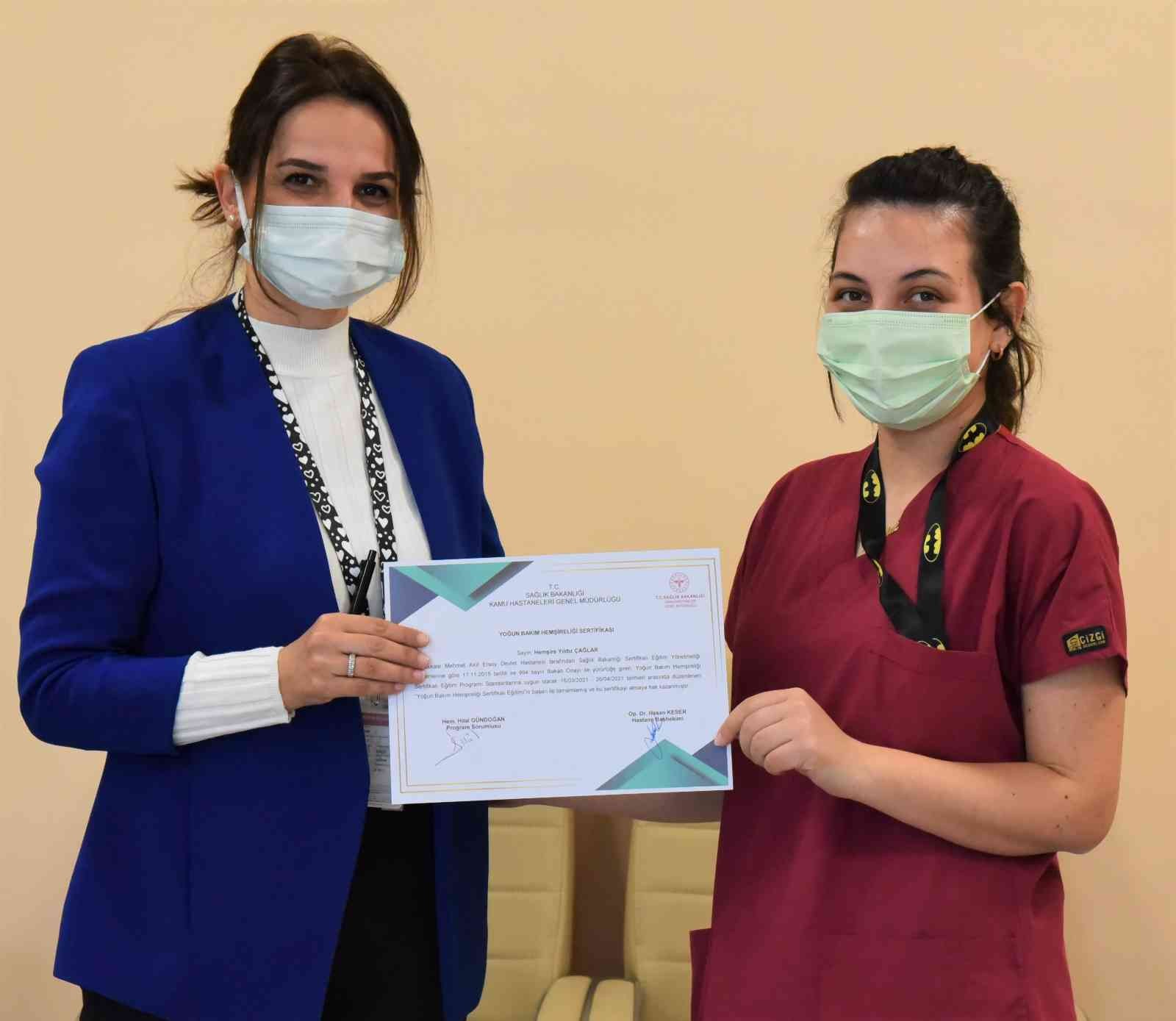 Çanakkale’de yoğun bakım hemşireliği eğitimi Çanakkale Mehmet Akif Ersoy Devlet Hastanesi’nde 6 hafta boyunca süren Yoğun Bakım Hemşireliği sertifikalı eğitim programı tamamlandı. Sağlık ...