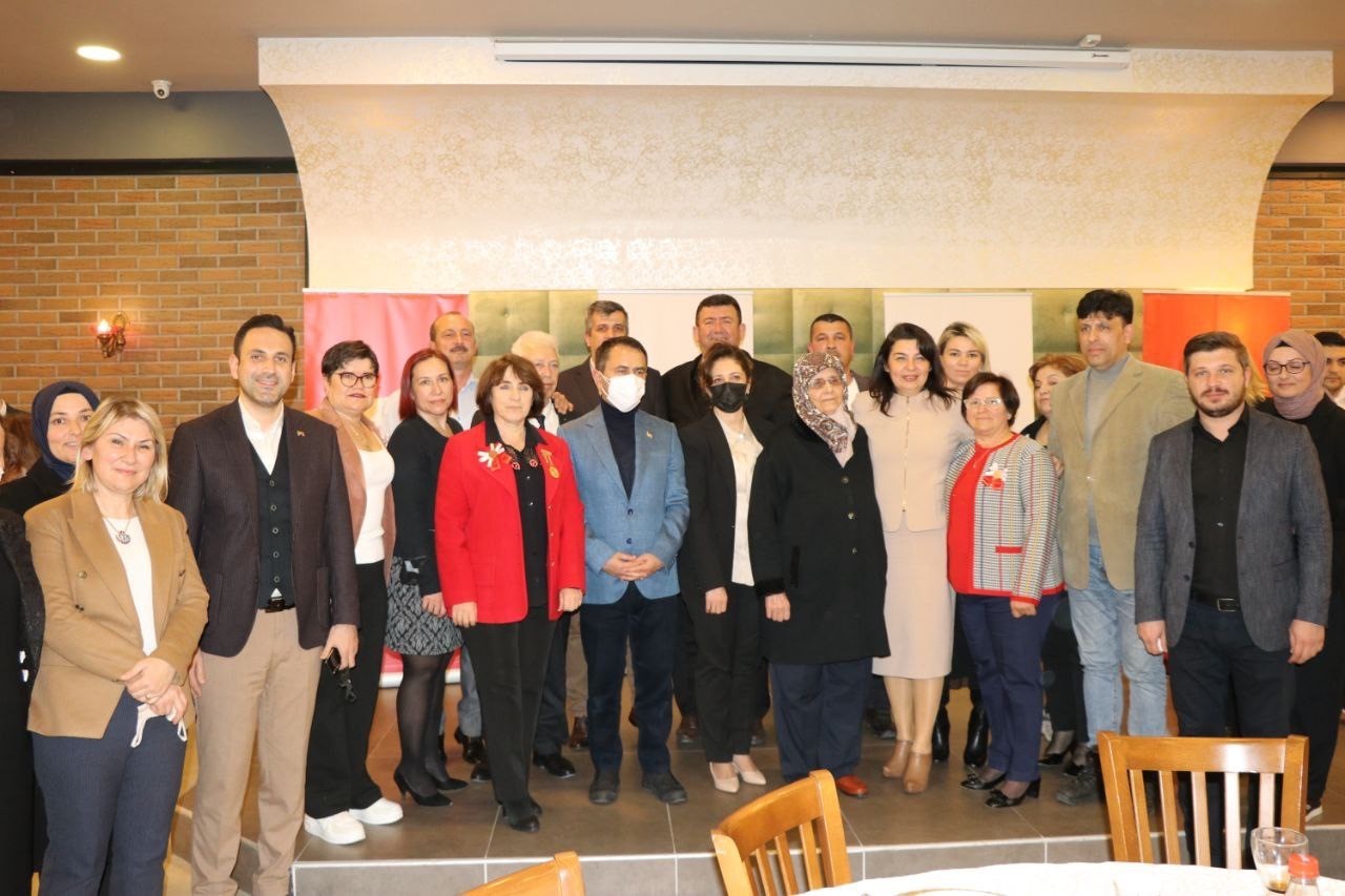 Çanakkale’nin şehitleri albümü tanıtıldı Çanakkale Şehit ve Gazi Aileleri Derneğince hazırlanan “Çanakkale’nin Kahraman Şehitleri” albümü tanıtımı düzenlenen bir toplantıyla ...