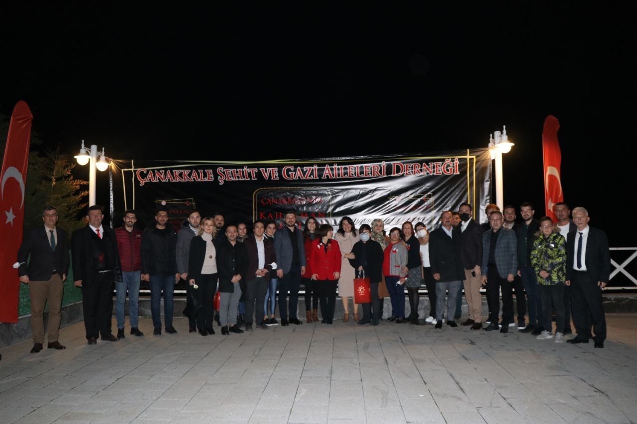 Çanakkale’nin şehitleri albümü tanıtıldı Çanakkale Şehit ve Gazi Aileleri Derneğince hazırlanan “Çanakkale’nin Kahraman Şehitleri” albümü tanıtımı düzenlenen bir toplantıyla ...