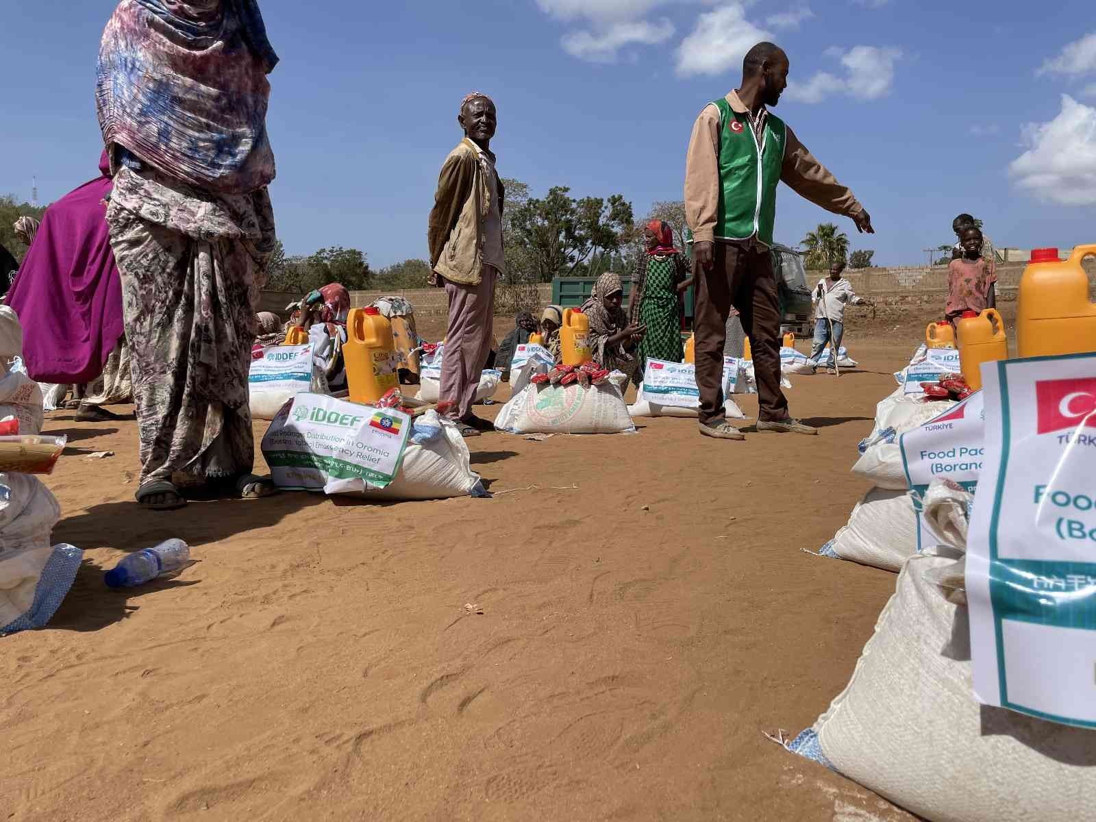 Çatışma ve kuraklık yaşayan Etiyopya yardım bekliyor Etiyopya’da etkili olan aşırı sıcakların yol açtığı kuraklık ve kıtlık ile birlikte, ülkede devam eden iç savaşın yerinden ettiği milyonlarca ...