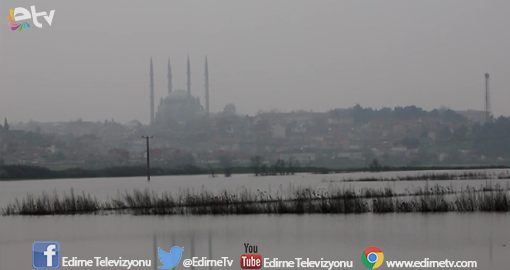 ÇİFTÇİLER TARLALARDA KAYIKLA GEZİYOR