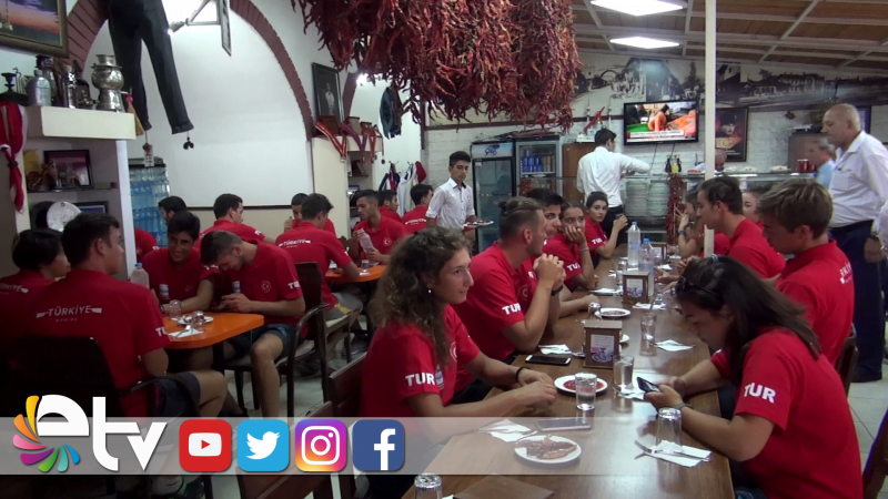 ÇİFTE BAYRAM YAPTILAR