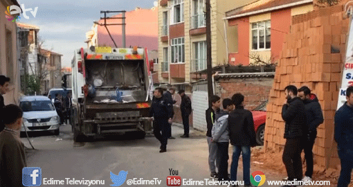 ÇÖP KAMYONUNUN ÇARPTIĞI ÇOCUK AĞIR YARALANDI