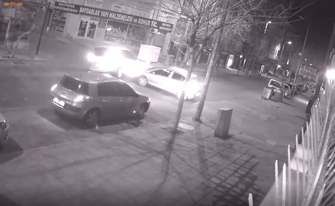 Çorlu’da kaza anı kamerada Tekirdağ’ın Çorlu ilçesinde iki aracın çarptığı kazada yaralanan olmazken, olay anı kameraya yansıdı. Aynı noktada daha önce de birçok kazanın ...