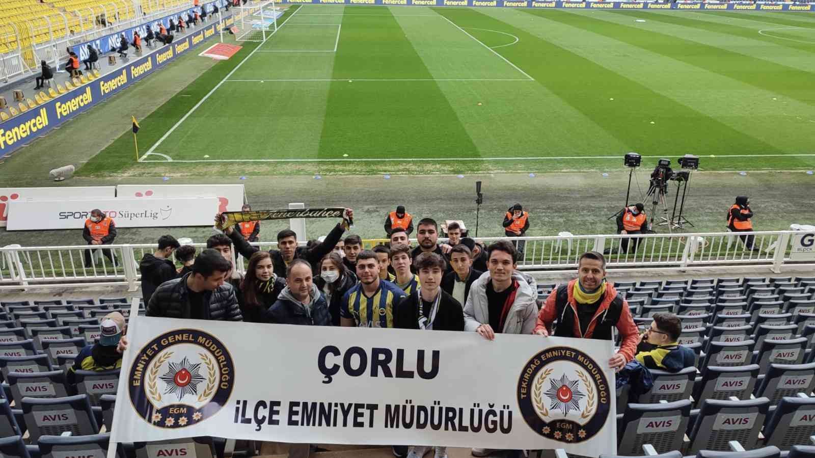 Çorlulu çocuklar Fenerbahçe - Hatayspor maçını tribünden izledi Çorlu Kaymakamlığı Çorlu İlçe Emniyet Müdürlüğü Toplum Destekli Polislik Büro Amirliği organizasyonu ile Çorlu’da ikamet eden 25 çocuk Fenerbahçe ...