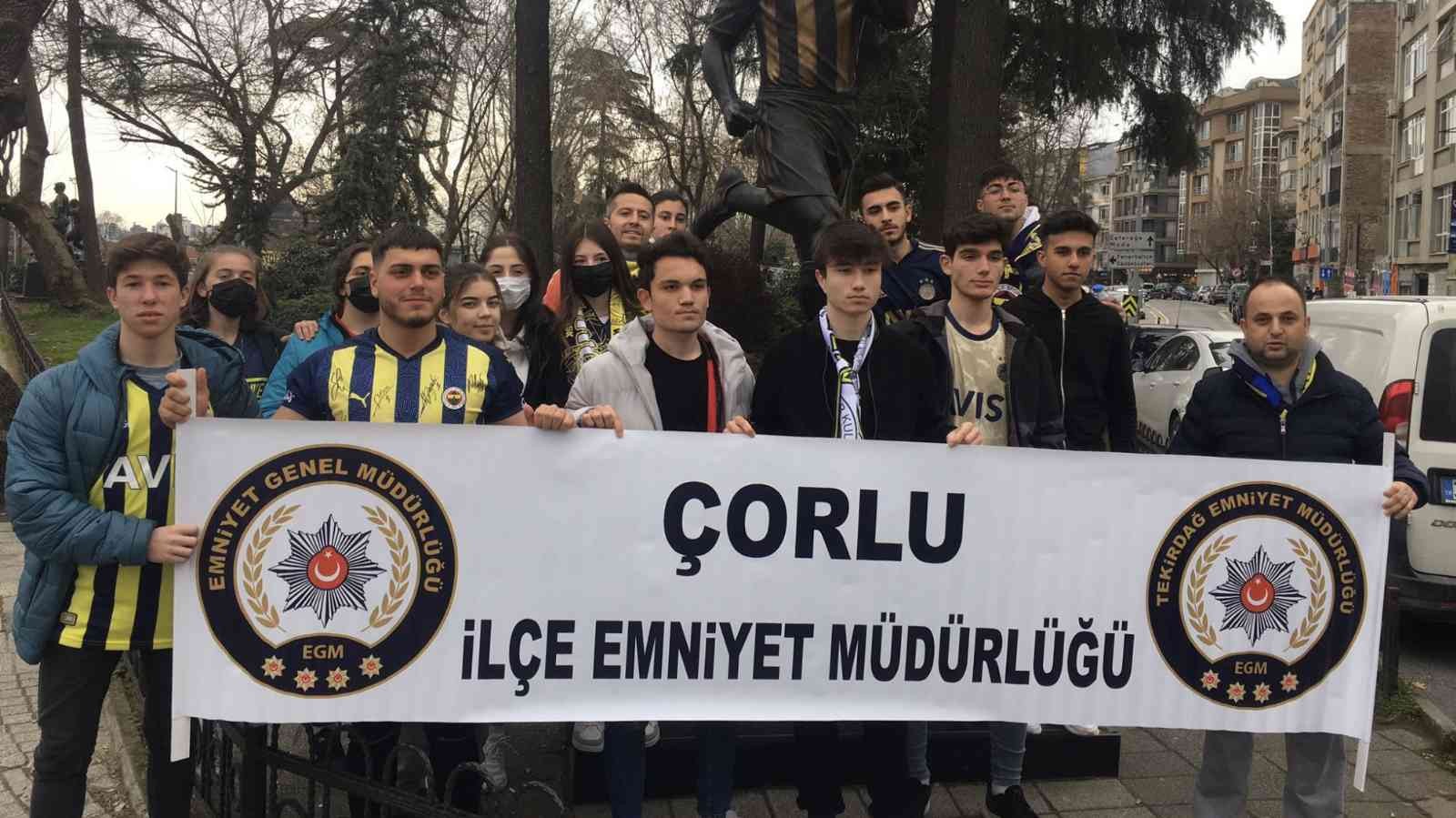 Çorlulu çocuklar Fenerbahçe - Hatayspor maçını tribünden izledi Çorlu Kaymakamlığı Çorlu İlçe Emniyet Müdürlüğü Toplum Destekli Polislik Büro Amirliği organizasyonu ile Çorlu’da ikamet eden 25 çocuk Fenerbahçe ...