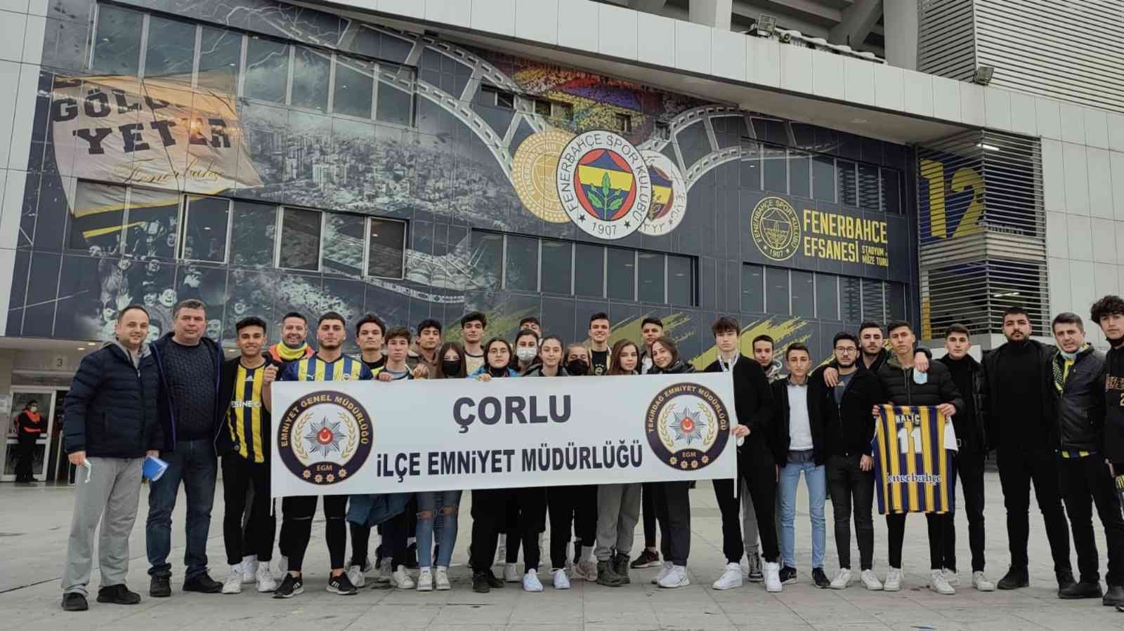 Çorlulu çocuklar Fenerbahçe - Hatayspor maçını tribünden izledi Çorlu Kaymakamlığı Çorlu İlçe Emniyet Müdürlüğü Toplum Destekli Polislik Büro Amirliği organizasyonu ile Çorlu’da ikamet eden 25 çocuk Fenerbahçe ...
