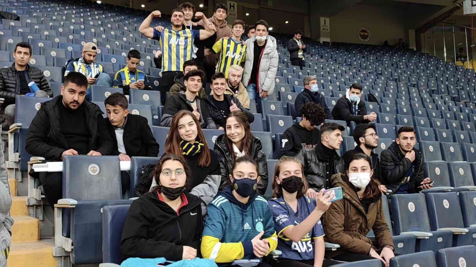 Çorlulu çocuklar Fenerbahçe - Hatayspor maçını tribünden izledi Çorlu Kaymakamlığı Çorlu İlçe Emniyet Müdürlüğü Toplum Destekli Polislik Büro Amirliği organizasyonu ile Çorlu’da ikamet eden 25 çocuk Fenerbahçe ...