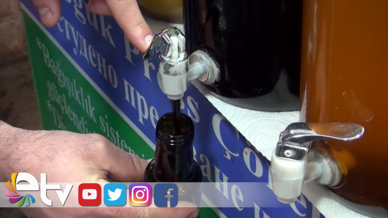 CUMARTESİ PAZARI’NDA SOĞUK SIKIM YAĞ ÜRETİYOR