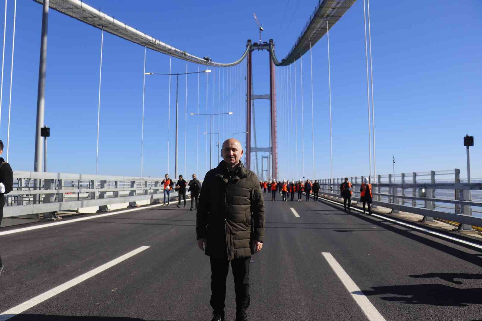 Cumhurbaşkanı Erdoğan’dan sürpriz telefon Ulaştırma ve Altyapı Bakanı Adil Karaismailoğlu, 26 Şubat’ta hizmete girecek olan 1915 Çanakkale Köprüsü’ndeki son çalışmaları yerinde incelemek ...