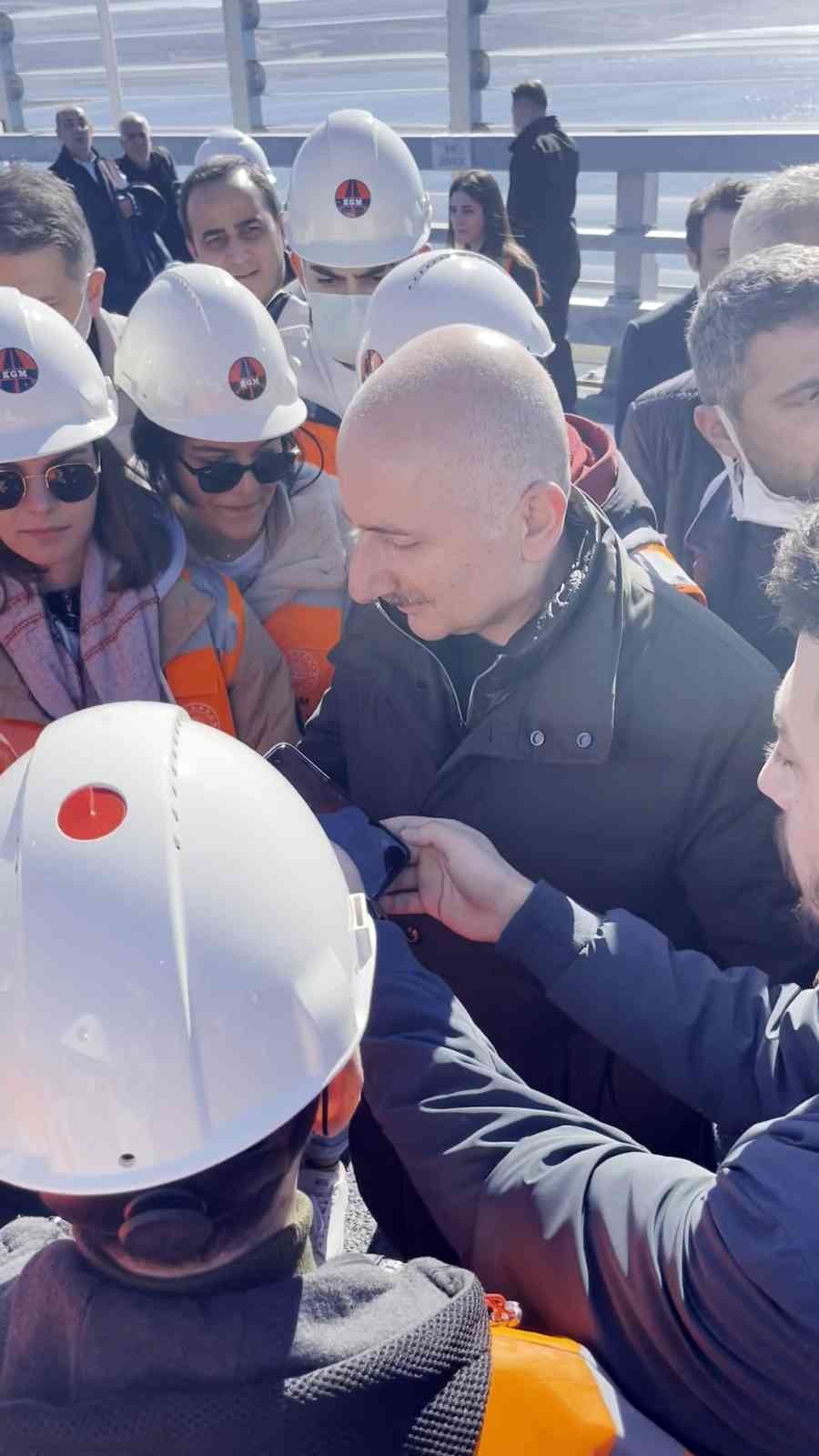 Cumhurbaşkanı Erdoğan’dan sürpriz telefon Ulaştırma ve Altyapı Bakanı Adil Karaismailoğlu, 26 Şubat’ta hizmete girecek olan 1915 Çanakkale Köprüsü’ndeki son çalışmaları yerinde incelemek ...