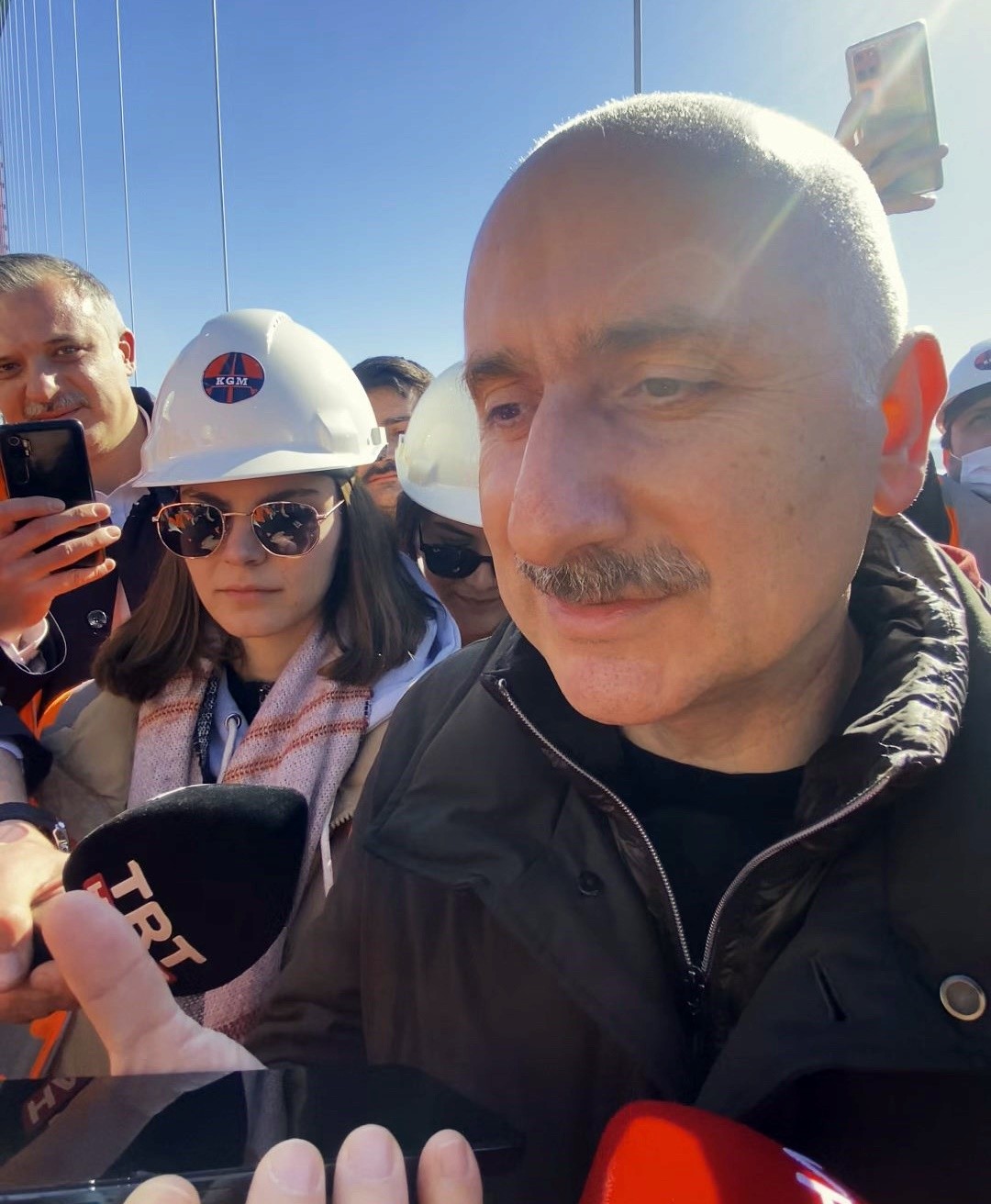 Cumhurbaşkanı Erdoğan’dan sürpriz telefon Ulaştırma ve Altyapı Bakanı Adil Karaismailoğlu, 26 Şubat’ta hizmete girecek olan 1915 Çanakkale Köprüsü’ndeki son çalışmaları yerinde incelemek ...