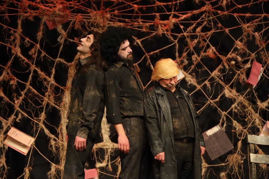 Dario Fo’nun ünlü eseri ‘Bir Anarşistin Kaza Sonucu Ölümü’ Kartal’da sahnelendi Nobel ödüllü ünlü İtalyan oyun yazarı Dario Fo’nun 1969 yılında Milano’da yaşanan bir olaydan esinlenip yazdığı ve yargının çöktüğü bir toplumu ...