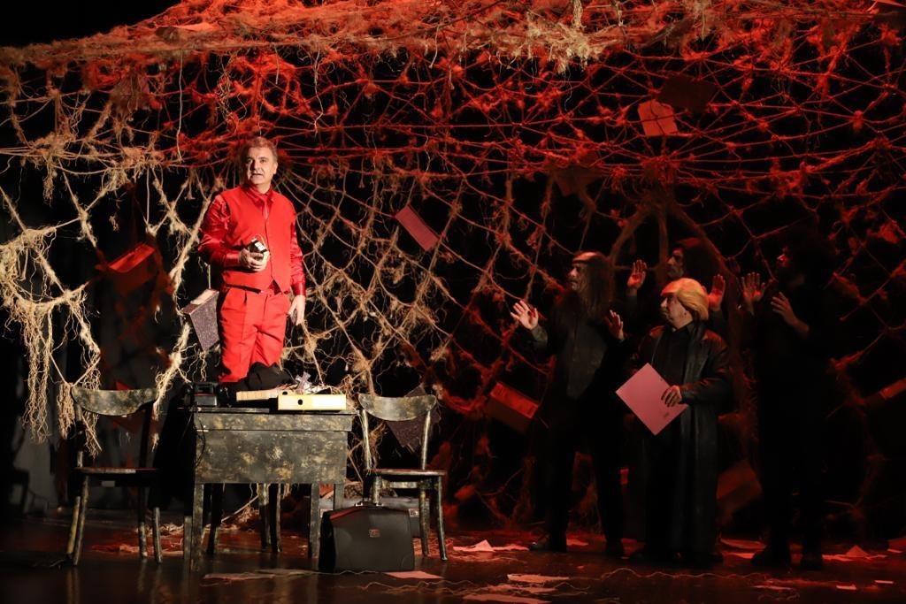 Dario Fo’nun ünlü eseri ‘Bir Anarşistin Kaza Sonucu Ölümü’ Kartal’da sahnelendi Nobel ödüllü ünlü İtalyan oyun yazarı Dario Fo’nun 1969 yılında Milano’da yaşanan bir olaydan esinlenip yazdığı ve yargının çöktüğü bir toplumu ...