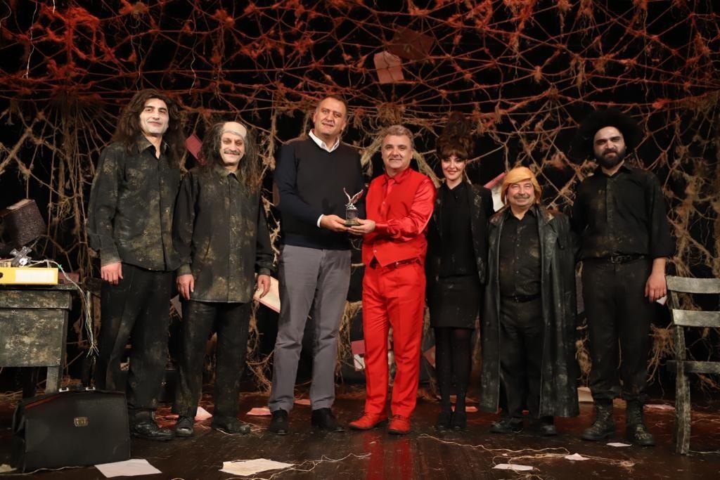 Dario Fo’nun ünlü eseri ‘Bir Anarşistin Kaza Sonucu Ölümü’ Kartal’da sahnelendi Nobel ödüllü ünlü İtalyan oyun yazarı Dario Fo’nun 1969 yılında Milano’da yaşanan bir olaydan esinlenip yazdığı ve yargının çöktüğü bir toplumu ...