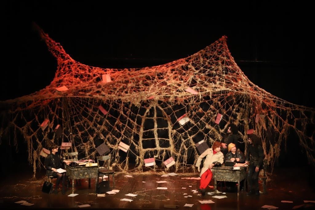 Dario Fo’nun ünlü eseri ‘Bir Anarşistin Kaza Sonucu Ölümü’ Kartal’da sahnelendi Nobel ödüllü ünlü İtalyan oyun yazarı Dario Fo’nun 1969 yılında Milano’da yaşanan bir olaydan esinlenip yazdığı ve yargının çöktüğü bir toplumu ...