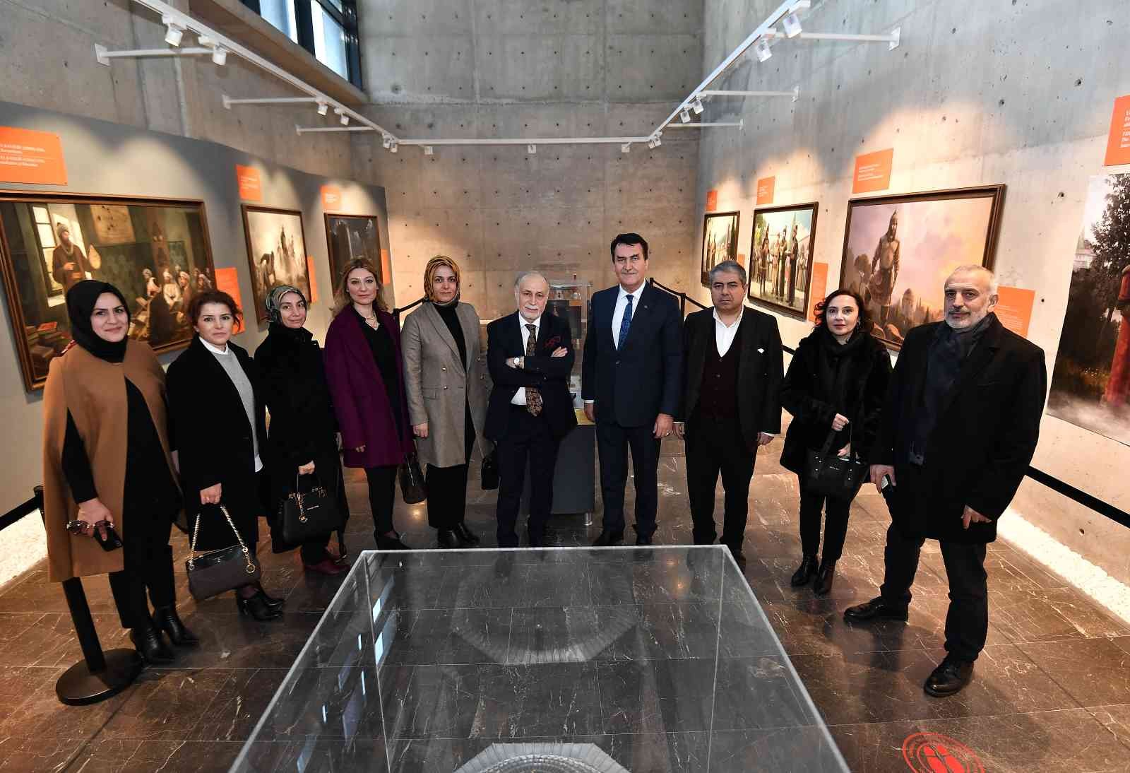Darülaceze yönetimi 1326 Bursa Fetih Müzesi’ni gezdi Osmangazi Belediye Başkanı Mustafa Dündar, ziyaret için gelen Darülaceze Başkanı Hamza Cebeci ve yönetim kurulu üyelerini Panorama 1326 Bursa ...