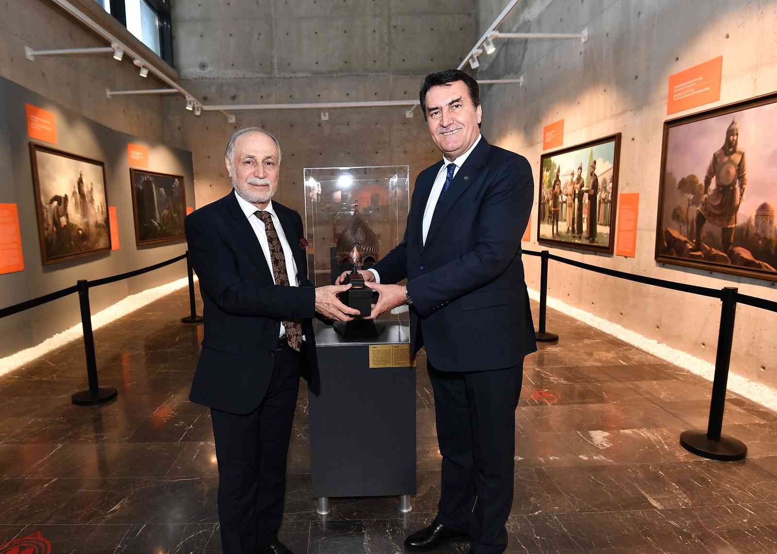 Darülaceze yönetimi 1326 Bursa Fetih Müzesi’ni gezdi Osmangazi Belediye Başkanı Mustafa Dündar, ziyaret için gelen Darülaceze Başkanı Hamza Cebeci ve yönetim kurulu üyelerini Panorama 1326 Bursa ...