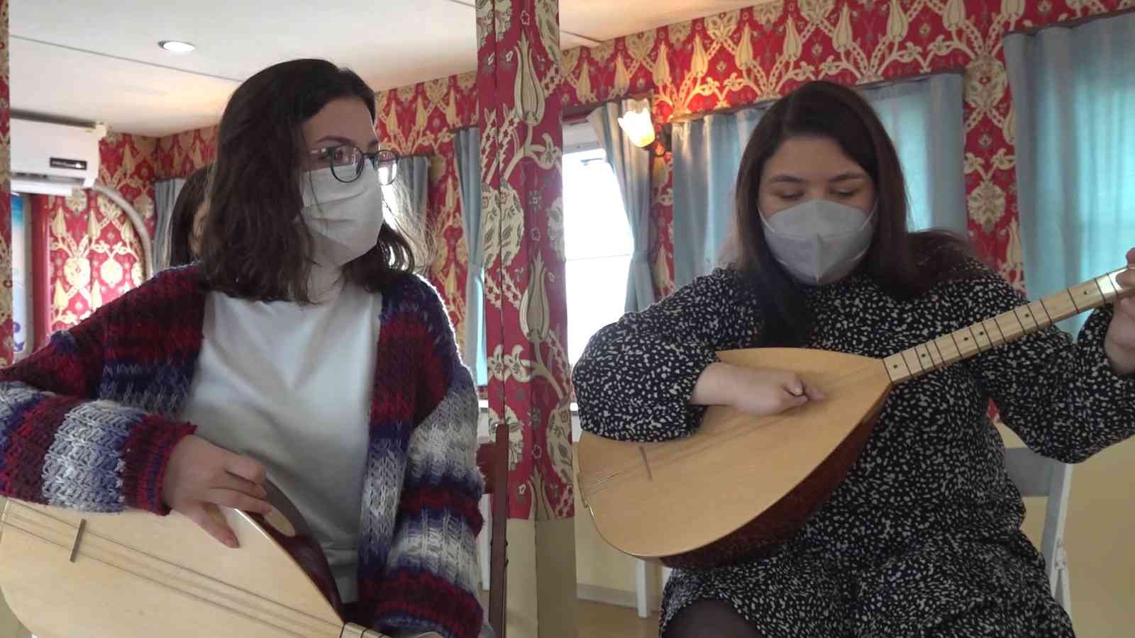 Doğuştan parmakları olmayan Zeynep’in konservatuar başarısı Doğuştan bir elinin parmakları olmayan 19 yaşındaki Zeynep Düzgün, Türkiye’nin ilk gemi gençlik merkezi olan Tuzla Belediyesi Mehmet Akif Ersoy ...