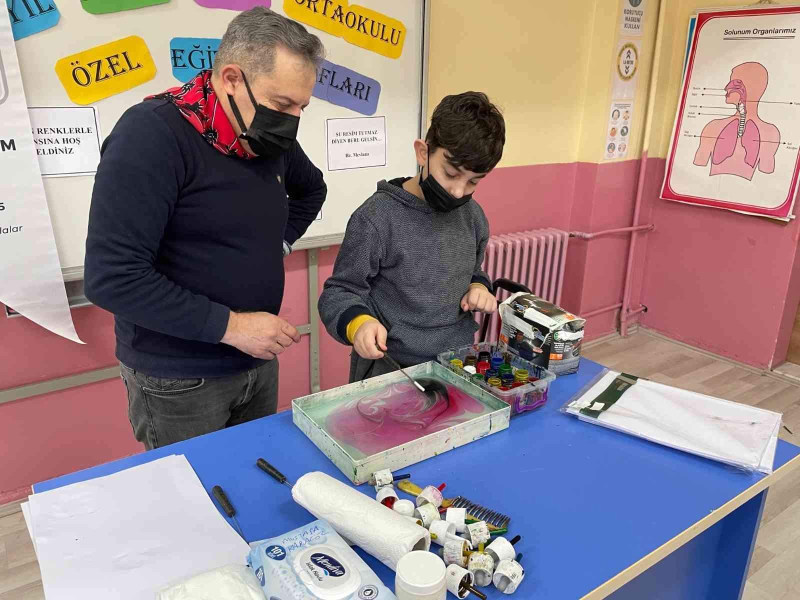 Ebru sanatının gelecek nesillere aktarılması için okul okul geziyor Ebru sanatını gelecek nesillere aktarmak isteyen emekli öğretmen Levent Yıldırım, bugüne kadar 40 okulu gezerek binlerce öğrenciye eğitim verdi ...