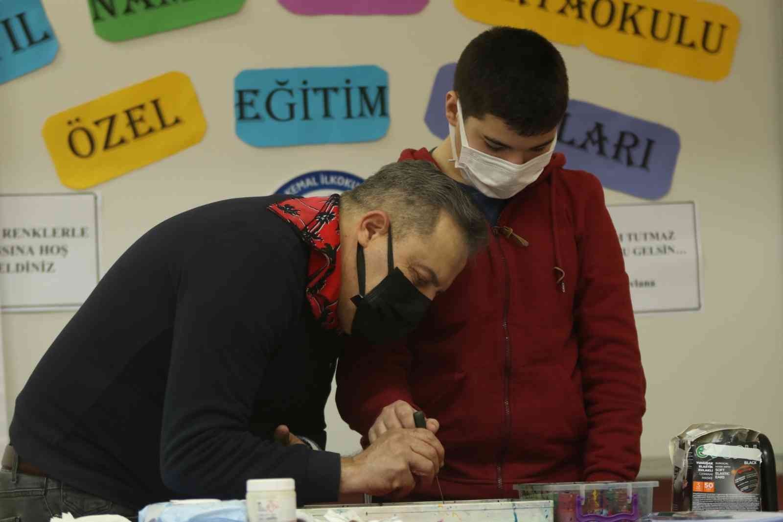 Ebru sanatının gelecek nesillere aktarılması için okul okul geziyor Ebru sanatını gelecek nesillere aktarmak isteyen emekli öğretmen Levent Yıldırım, bugüne kadar 40 okulu gezerek binlerce öğrenciye eğitim verdi ...