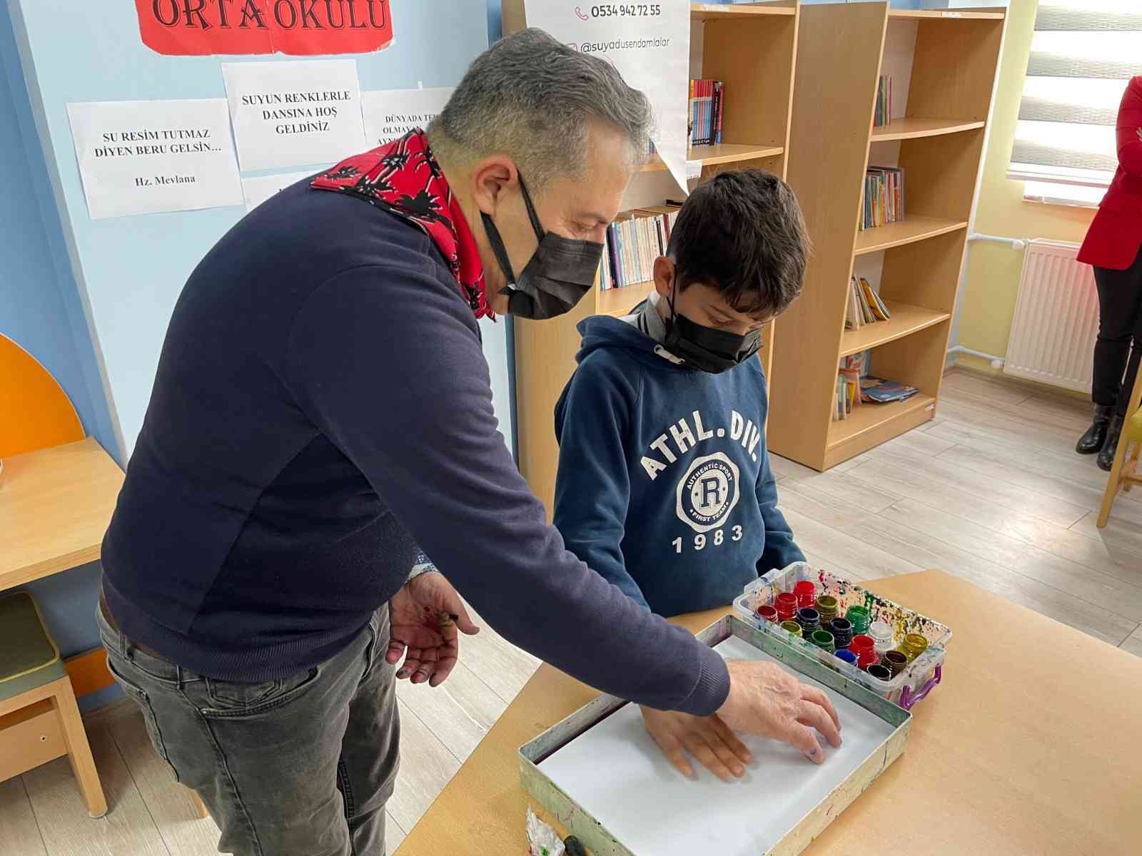 Ebru sanatının gelecek nesillere aktarılması için okul okul geziyor Ebru sanatını gelecek nesillere aktarmak isteyen emekli öğretmen Levent Yıldırım, bugüne kadar 40 okulu gezerek binlerce öğrenciye eğitim verdi ...