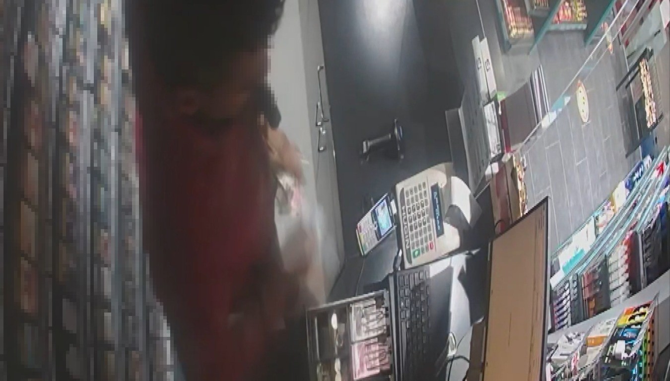 Edirne’de akaryakıt istasyonundaki hırsızlık anı kamerada Edirne’de bir akaryakıt istasyonunda meydana gelen hırsızlık olayı saniye saniye güvenlik kamerasına yansıdı. Edinilen bilgiye göre, hırsızlık ...