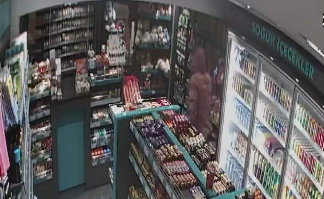 Edirne’de akaryakıt istasyonundaki hırsızlık anı kamerada Edirne’de bir akaryakıt istasyonunda meydana gelen hırsızlık olayı saniye saniye güvenlik kamerasına yansıdı. Edinilen bilgiye göre, hırsızlık ...