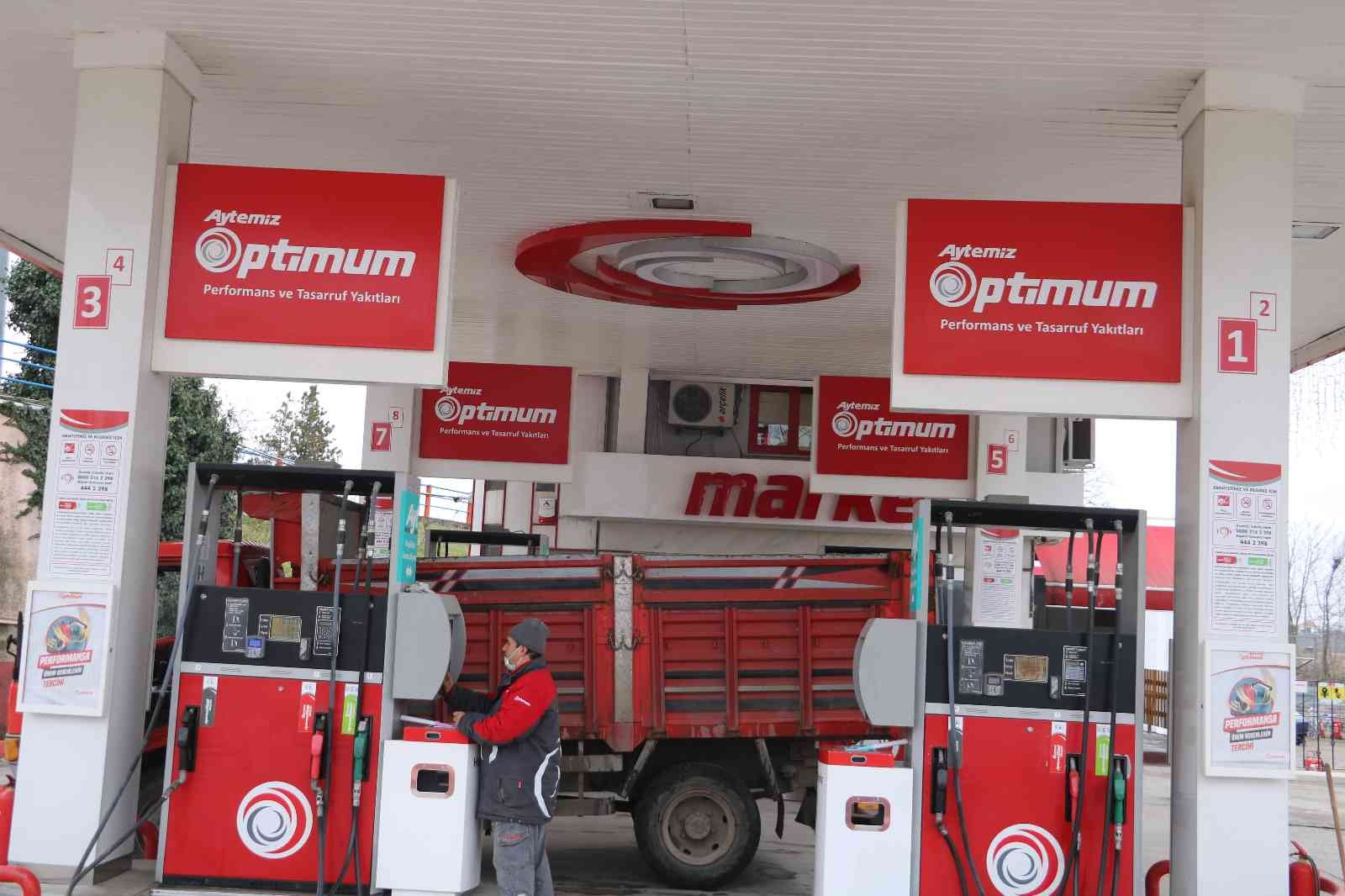 Edirne’de akaryakıt istasyonundaki hırsızlık anı kamerada Edirne’de bir akaryakıt istasyonunda meydana gelen hırsızlık olayı saniye saniye güvenlik kamerasına yansıdı. Edinilen bilgiye göre, hırsızlık ...