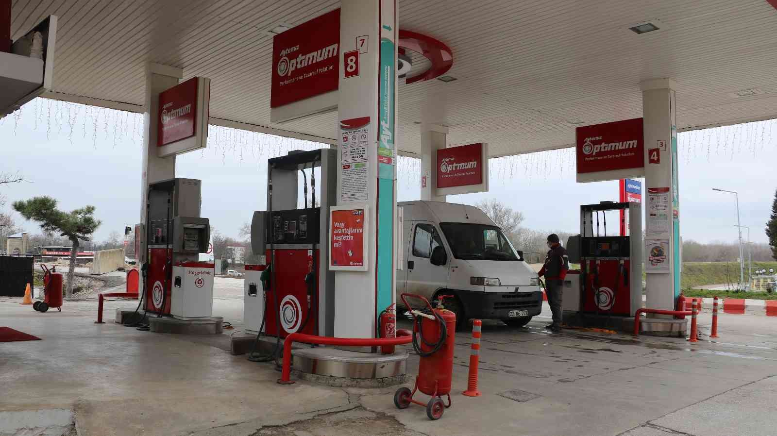 Edirne’de akaryakıt istasyonundaki hırsızlık anı kamerada Edirne’de bir akaryakıt istasyonunda meydana gelen hırsızlık olayı saniye saniye güvenlik kamerasına yansıdı. Edinilen bilgiye göre, hırsızlık ...